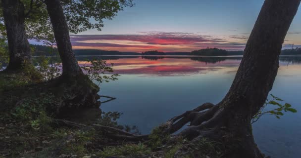 Nubes y puesta de sol sobre el lago, lapso de tiempo. — Vídeos de Stock