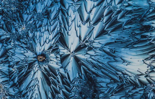 Extreme macro photograph of Vitamin C crystals forming abstract modern art patterns, when illuminated with polarized light, under a microscope objective with 10x magnification — Stock Photo, Image