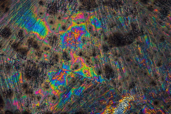 Ekstremalne makro zdjęcie kryształów witaminy C tworzących abstrakcyjne wzory sztuki nowoczesnej, oświetlone światłem polaryzacyjnym, pod mikroskopem obiektywu o 10-krotnym powiększeniu — Zdjęcie stockowe