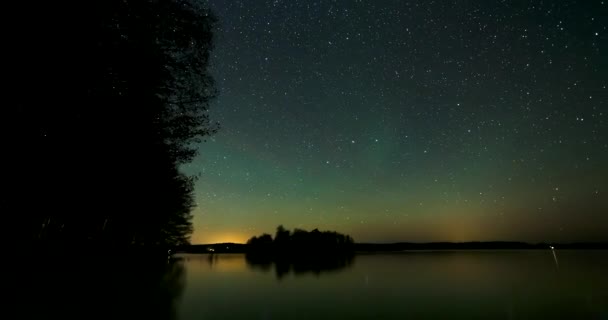 Время с зеленым светом в небе над озером в Литве — стоковое видео