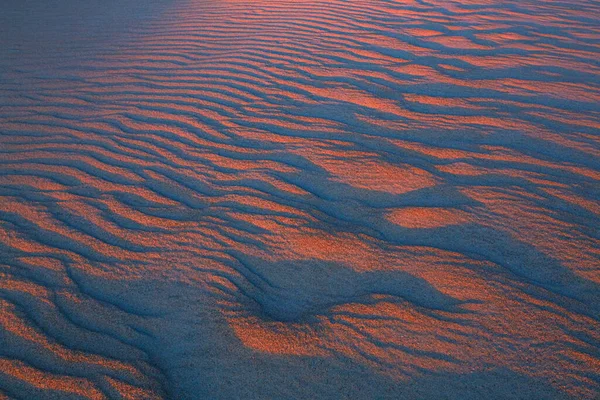 Vlnité a úzké obrazce v písku před svítáním — Stock fotografie