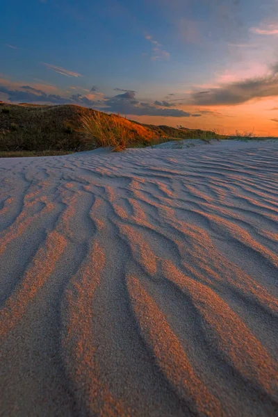 Хвилясті і вузькі візерунки в піску перед світанком — стокове фото