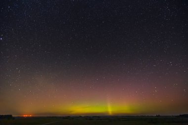 Samanyolu ve Kuzey Işıkları - Litvanya 'daki tarlaların üzerinde Aurora borealis