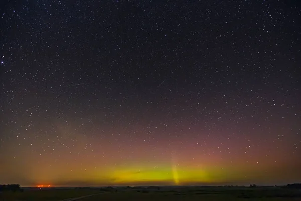 Млечный путь и северное сияние - Aurora borealis над полями Литвы — стоковое фото