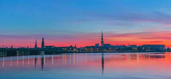 Nascer do sol sobre o velho Riga refletido no espelho do Daugava — Fotografia de Stock