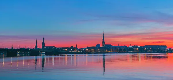 Nascer do sol sobre o velho Riga refletido no espelho do Daugava — Fotografia de Stock