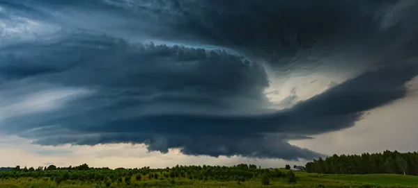 Thunder storm cloud with supercell wall cloud, καλοκαίρι, Λιθουανία — Φωτογραφία Αρχείου