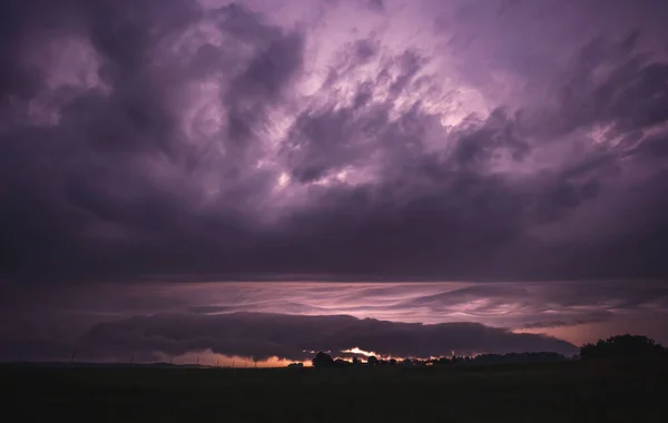 Gewitterwolken mit Rollwolke, Sommernacht, Litauen — Stockfoto
