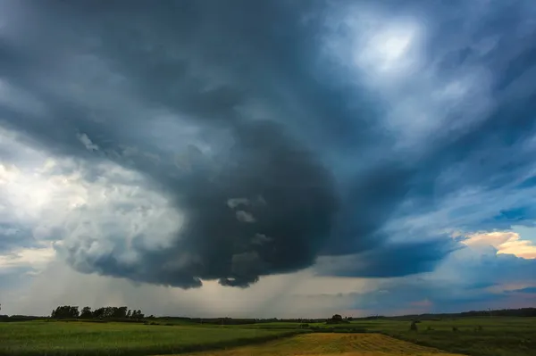 Thunder storm cloud with supercell wall cloud, καλοκαίρι, Λιθουανία — Φωτογραφία Αρχείου