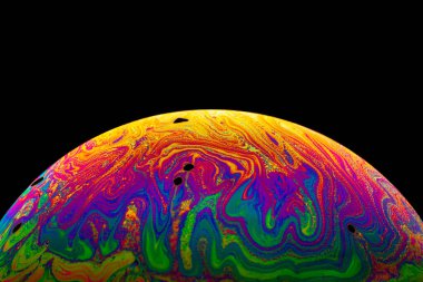 Soyut çok renkli psikedelik gezegenli sanal gerçeklik uzayı. Siyah arka planda yabancı bir gezegen gibi yakın plan sabun köpüğü.