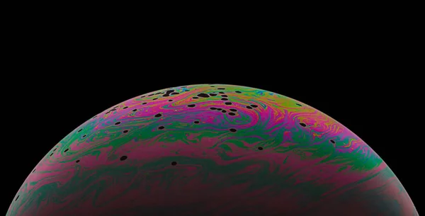 Virtual-Reality-Raum mit abstrakten mehrfarbigen psychedelischen Planeten. Nahaufnahme Seifenblase wie ein fremder Planet auf schwarzem Hintergrund. — Stockfoto