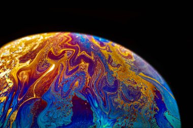 Soyut çok renkli psikedelik gezegenli sanal gerçeklik uzayı. Siyah arka planda yabancı bir gezegen gibi yakın plan sabun köpüğü.