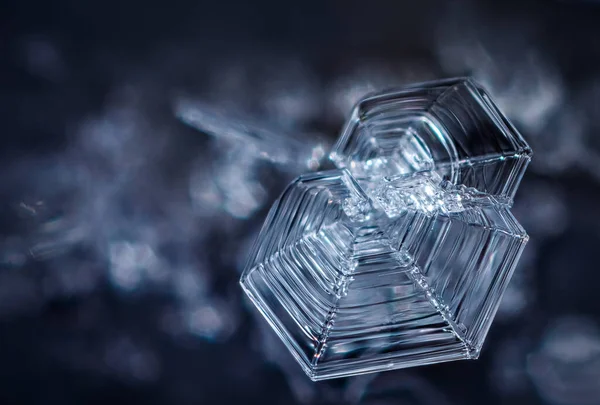 Кристали морозу на дерев'яній поверхні, фокус складений, дивовижні кристали утворення морозів — стокове фото