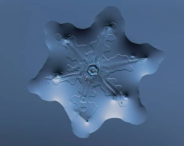 Floco de neve derretendo em fundo gradiente suave. Macro foto de cristal de neve real na superfície de vidro. Este é pequeno floco de neve com padrão incomum. — Fotografia de Stock