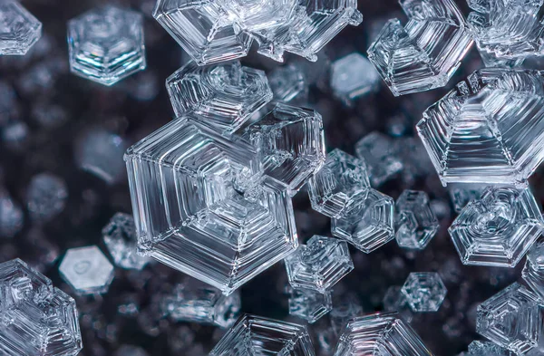 木制表面上的结霜晶体，聚焦点堆叠，令人惊奇的结霜晶体 — 图库照片