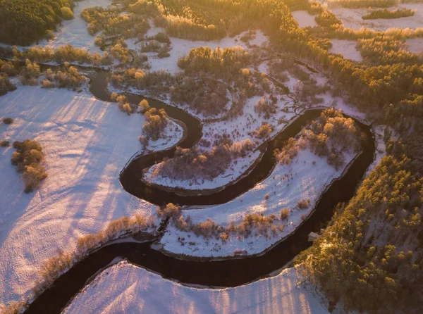 Vue aérienne du haut vers le bas le jour d'hiver courbure de la rivière avec rivage gelé enneigé — Photo