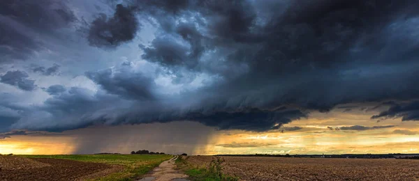 Tempête de tonnerre avec nuage de plateau, été, Lituanie — Photo