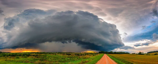 Bouřka s poličkovým mrakem, léto, Litva — Stock fotografie