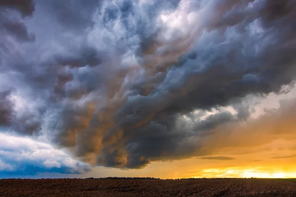 Thunder storm with shelf cloud at sunset, summer, Lithuania — Stock Photo, Image