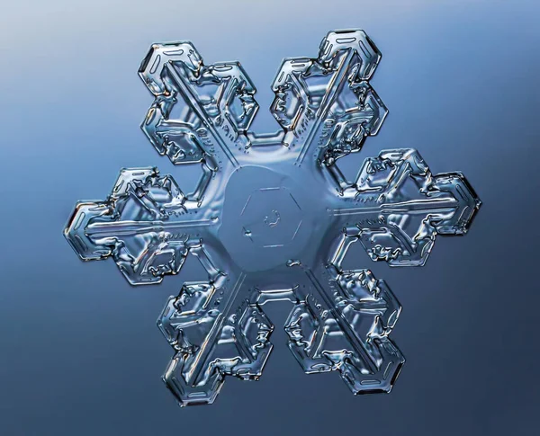Schneeflocke auf glattem Gradienten-Hintergrund. Makroaufnahme von echtem Schneekristall auf Glasoberfläche. Das ist eine kleine Schneeflocke mit ungewöhnlichem Muster. — Stockfoto