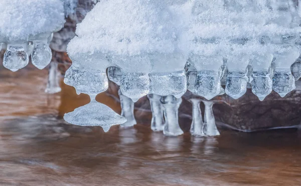 Glaçons sur l'eau dans la rivière. Paysage naturel. L'hiver. Image de fond. — Photo