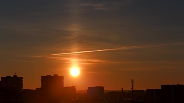 Восход солнца в холодное зимнее утро со столпом солнца в небе, оранжевый восход солнца — стоковое видео