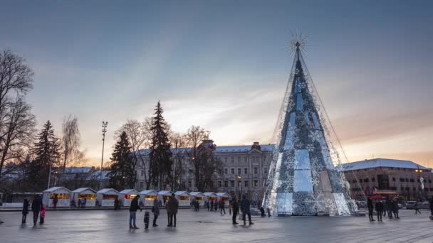 Christmas city and Christmas tree, timelapse in Vilnius, Lithuania, 2021 — стокове відео