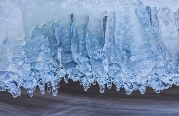 Icicles over the water in the river. Paisaje natural. El invierno. Imagen de fondo. — Foto de Stock