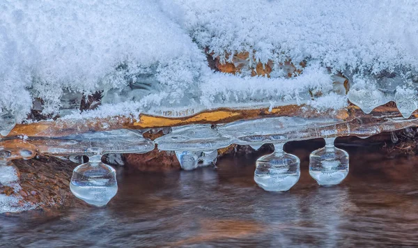 강에 있는 물 위에 있는 고드름들. 자연 경관. 겨울. 배경 사진. — 스톡 사진