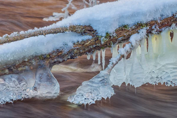 Icicles over the water in the river. Paisaje natural. El invierno. Imagen de fondo. — Foto de Stock