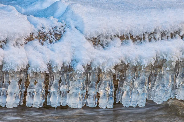 Glaçons sur l'eau dans la rivière. Paysage naturel. L'hiver. Image de fond. — Photo