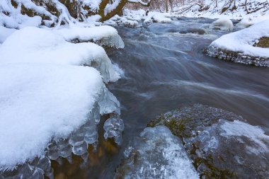 Nehirdeki suyun üzerindeki buz saçakları. Doğa manzarası. Kış. Arkaplan resmi.