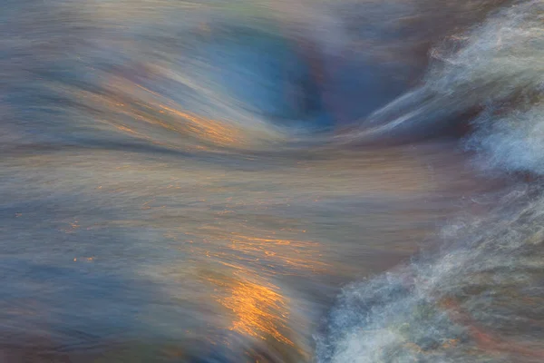 Vízfolyás hullámok arany fénnyel, esti fény tükröződik a vízen — Stock Fotó
