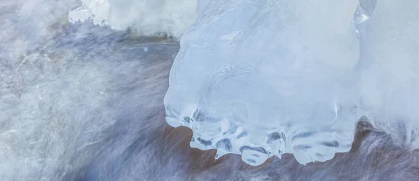 Eiszapfen über dem Wasser im Fluss. Naturlandschaft. Winter. Hintergrundbild. — Stockfoto