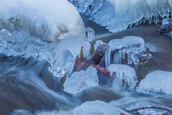 겨울에는 고드름 이, 추운 날씨에는 고드름 이강을 따라 흐른다 — 스톡 사진