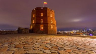 Vilnius, Litvanya 'daki Gediminas şatosu, şehir ışıklarıyla akşam kalesi, yana yatmış sürgülü zaman dilimi.