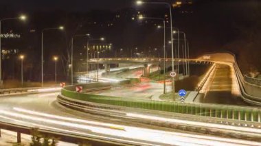 Vilnius, Litvanya 'daki dalgalı gece trafiğinin uzun süreli görüntüsü, bir şehirdeki trafiğin 4k zaman kaydıdır.