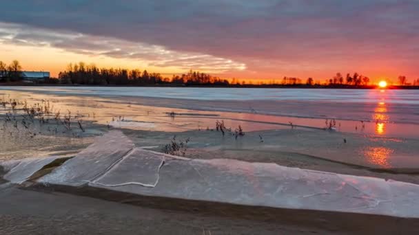 4K часовий пояс північного ландшафту, заморожене озеро на заході сонця. Дивовижна зима з червоним заходом сонця. Червоний захід сонця відображається в льоду. Пересування часового поясу повзунка — стокове відео