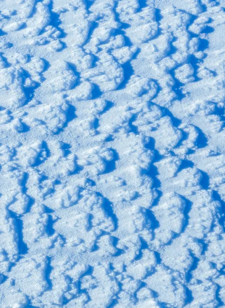Texture of the snow, white blue pattern of the snow, cold day, natural winter pattern after snowstorm — Stock Photo, Image