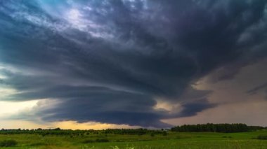 Kara fırtına bulutları, Litvanya, Avrupa 'da süper hücre fırtınası, iklim değişikliği kavramı