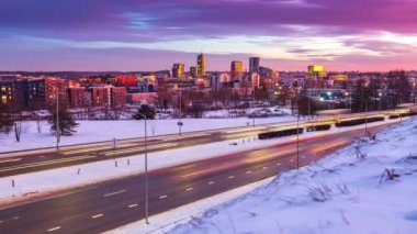Vilnius City - LITHUANIA - 18 Ocak 2022: Litvanya 'nın Vilnius kentinde Günbatımı Bulutları Bulutları Üzerinden Geçiyor