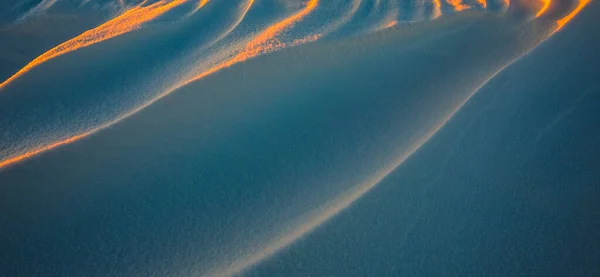 Ondas de neve à luz do pôr do sol, luz noturna roxa no inverno com muita neve, imagem horizontal da paisagem — Fotografia de Stock