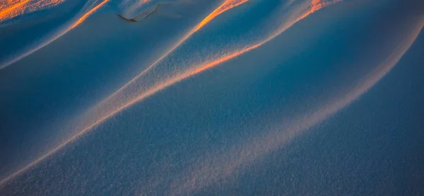 Ondas de neve à luz do pôr do sol, luz noturna roxa no inverno com muita neve, imagem horizontal da paisagem — Fotografia de Stock