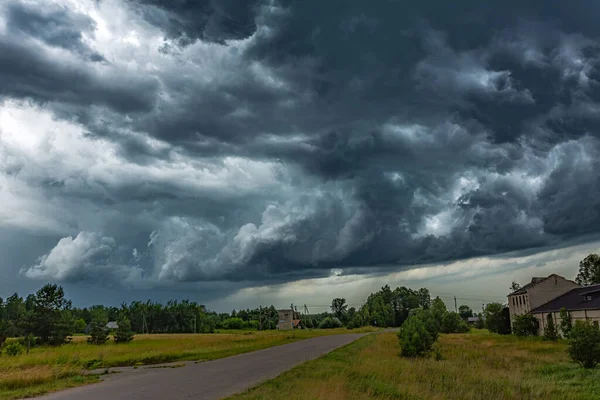Σκοτεινά σύννεφα καταιγίδας, καλοκαίρι, Λιθουανία, κλιματική αλλαγή — Φωτογραφία Αρχείου