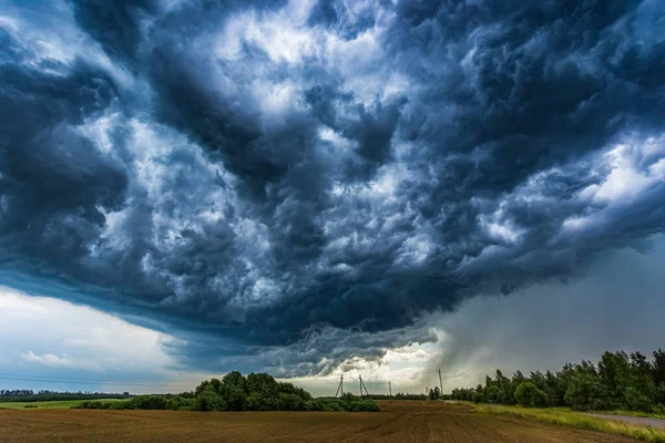 黑暗雷雨云，夏天，气候变化概念 — 图库照片