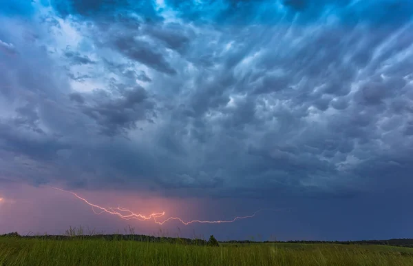 Dunkle Gewitterwolken mit Blitz, Sommer, Klimaschutzkonzept — Stockfoto