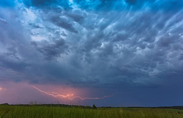 Nuages d'orage noir avec éclair, été, concept de changement climatique — Photo