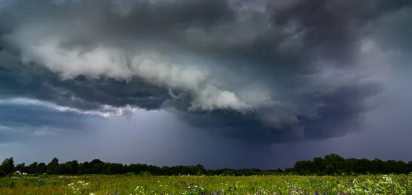 Onweersbui wolken met supercelwand wolk, zomer, Litouwen — Stockfoto