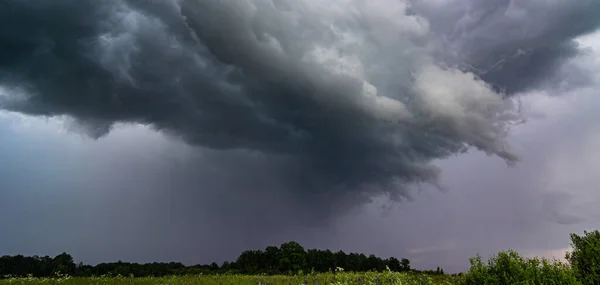 Åska storm moln med supercell vägg moln, sommar, Litauen — Stockfoto