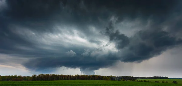 Chmury burzowe z superkomórkową chmurą, lato, Litwa — Zdjęcie stockowe